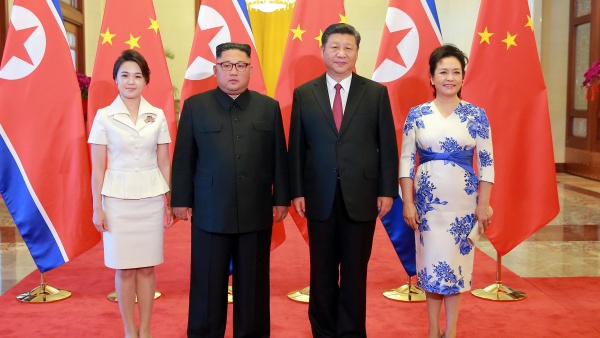 Лидеры Китая и КНДР с супругами в июне прошлого года. Фото: cfr.org