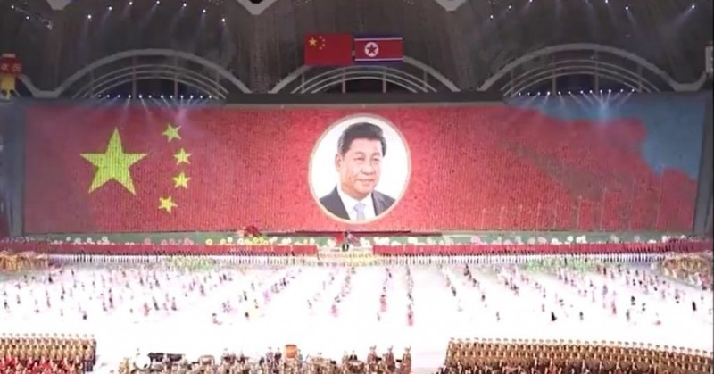 Лидера КНР Си Цзиньпина встретили в Северной Корее красочным шоу