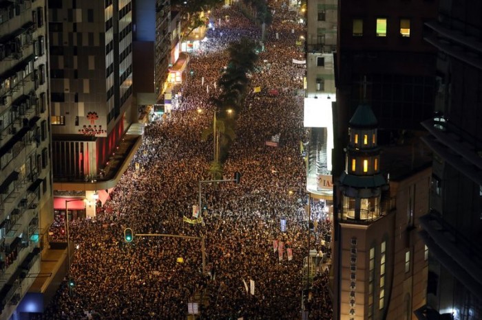 Около 2 млн человек вышло на протесты в Гонконге, они требуют отставки главы САР Кэрри Лам