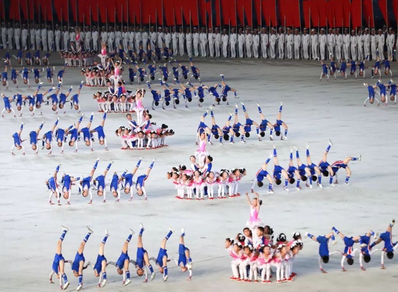 Си Цзиньпина встретили в Северной Корее красочным шоу, дети
