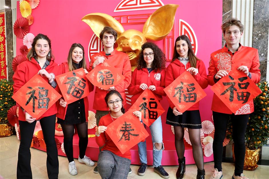 Студенты отмечают китайский Новый год (праздник Весны) в Восточно-китайском педагогическом университете. Фото: ecnu.edu.cn