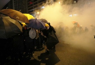В Гонконге применили слезоточивый газ и резиновые пули против протестующих