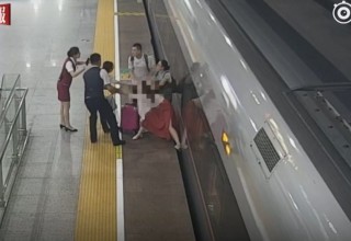 Китай: опоздавшая девушка пыталась остановить поезд ногой