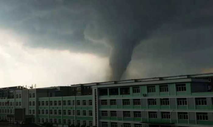 Внезапный торнадо в Китае. 6 убитых, 190 раненых.