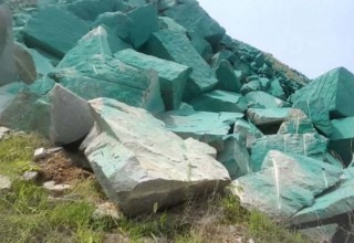 Китайский завод покрасил камни в зеленый цвет, чтобы обмануть экологов