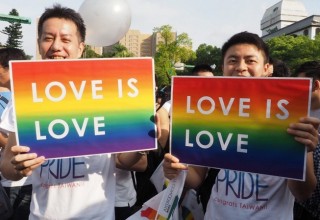 В Пекине однополой паре впервые одобрили опеку над ребенком