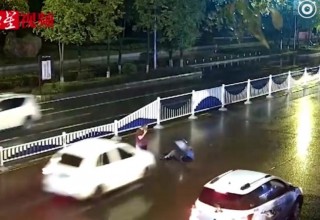 В Китае водитель сбил человека и вышел помочь ему. Потом обоих сбили снова
