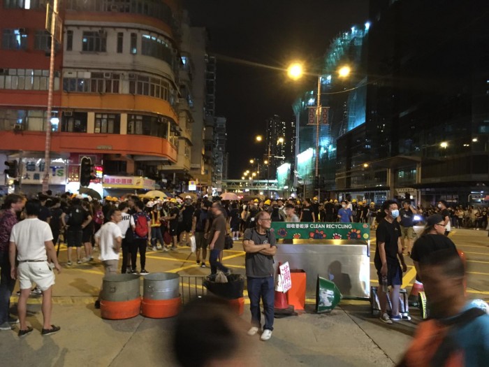 Протестующие в районе Шам Шу По в понедельник вечером. Фото: CNN/Eric Cheung