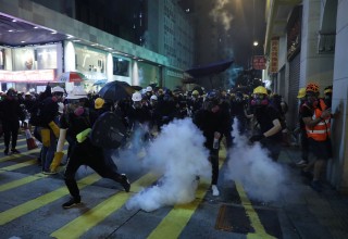 Гонконг: протестующие заблокировали транспортное сообщение, полиция применила слезоточивый газ