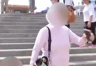 Китаянка закатила истерику, потому что ее дочери не разрешили унести с пляжа камешек