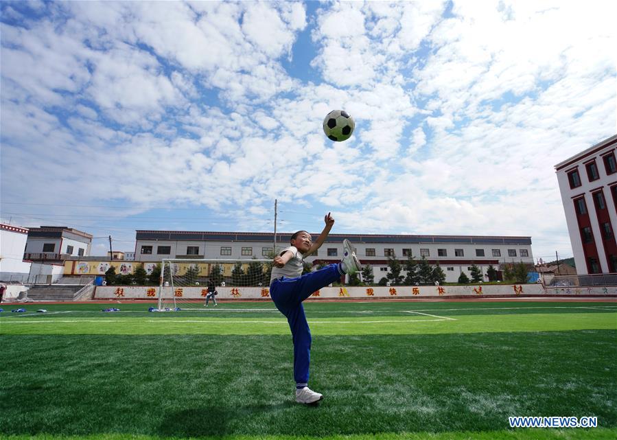 Юный футболист, провинция Ганьсу. Фото: China Daily