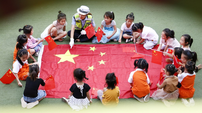 Юным патриотам объясняют символику китайского флага.