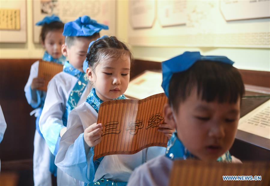 Дети зачитывают классическое произведение "Троесловие", провинция Чжэцзян. Фото: China Daily