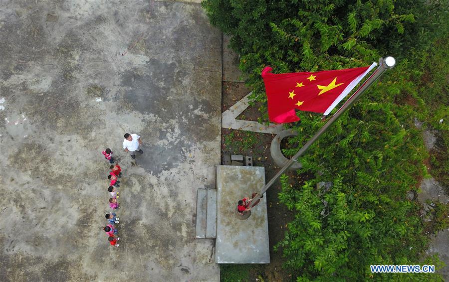Церемония поднятия флага, провинция Гуйчжоу.