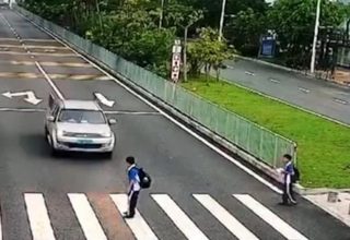 В Китае автомобиль сбил школьника на пешеходном переходе