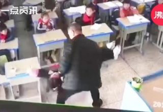 В китайской школе учитель перевернул девочку вверх ногами перед классом. Она забыла сделать домашнее задание