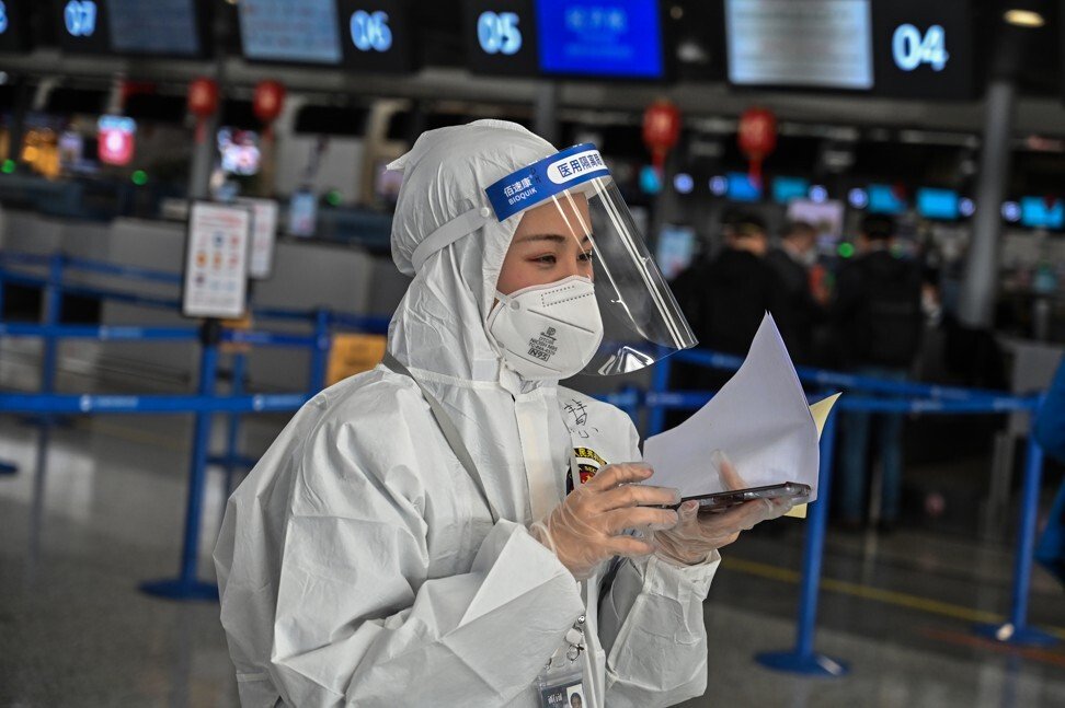 Сотрудник службы безопасности в шанхайском аэропорту 