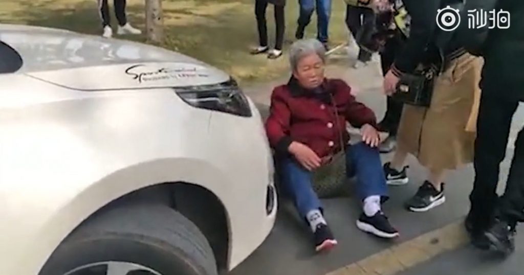 бабушка преграждает путь лимузину