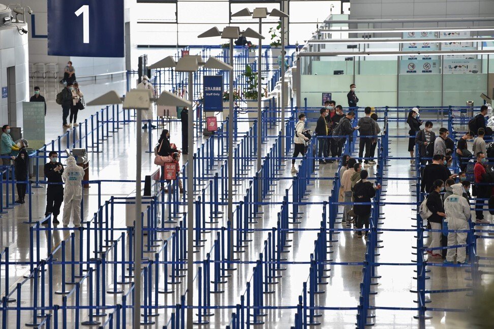 люди соблюдают дистанцию в китайском аэропорту