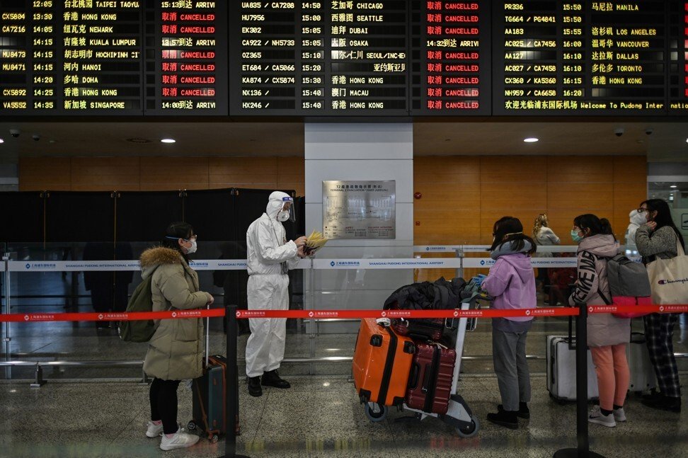Сотрудник службы безопасности аэропорта провожает пассажиров до автобуса в Шанхай 19 марта