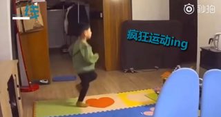 китайский мальчик делает упражнения