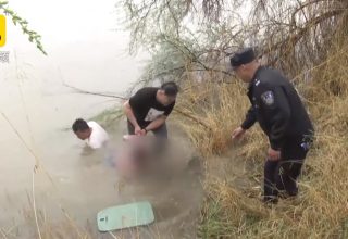 В Китае журналисты спасли тонущую девушку. Ее прыжок с моста попал на камеру репортеров