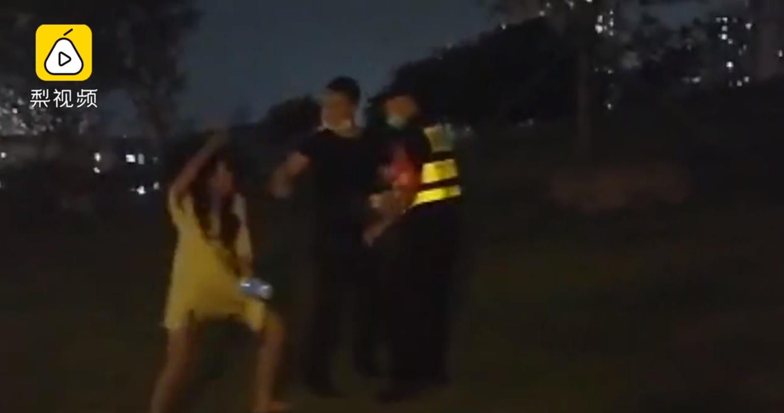 Пьяная китаянка не хотела покидать парк и избила охранников тапком 