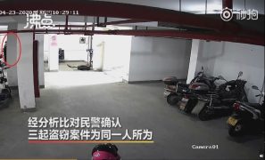 Китаец крадет деньги из зарядной станции
