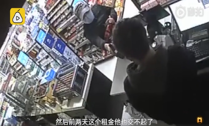 Китаец пытается ограбить магазин