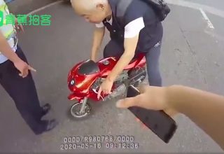 Китайский пенсионер выехал на дорогу на детском мотоцикле. Он не хотел идти пешком