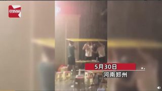 Китайские парни пьют под дождем