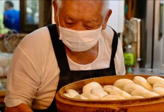 Уличная закусочная тайваньского пенсионера вошла в рейтинг «Мишлен». Дедушка 20 лет готовит паровые булочки с мясом