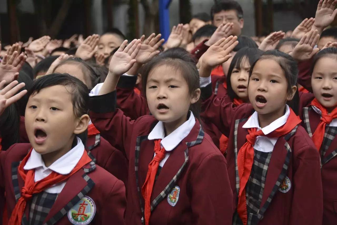 Китайская школа видео. Китайские школьники. Китайские школьники поют. Китаец поет. Пионеры Китая.