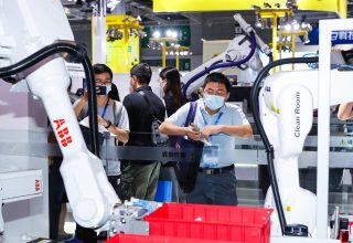 Новости Китая, утро: мега-робо-фабрика в Шанхае и космические строители