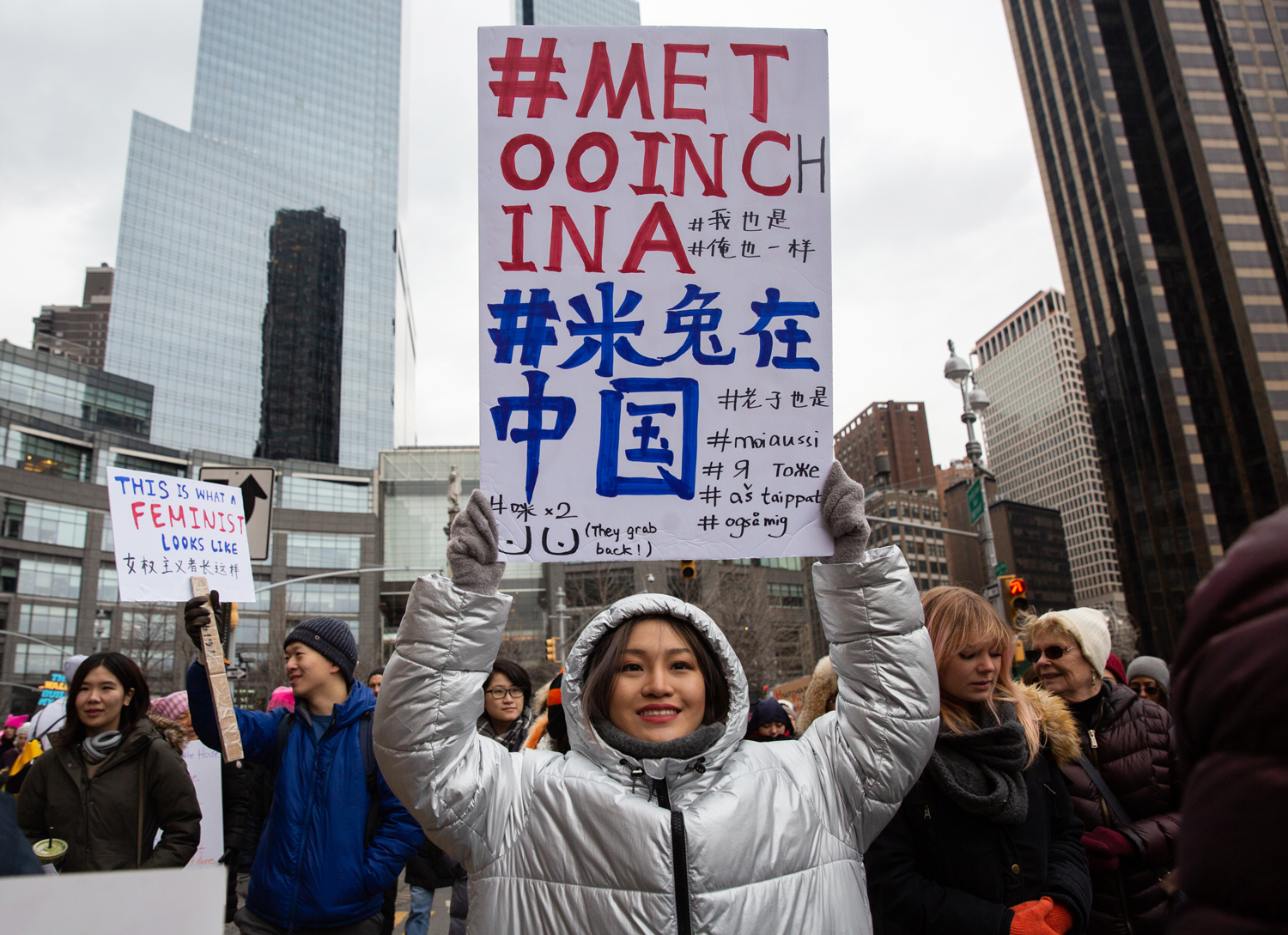 Китайские феминистки участвую в женских маршах протеста в Нью-Йорке в 2019 г. 