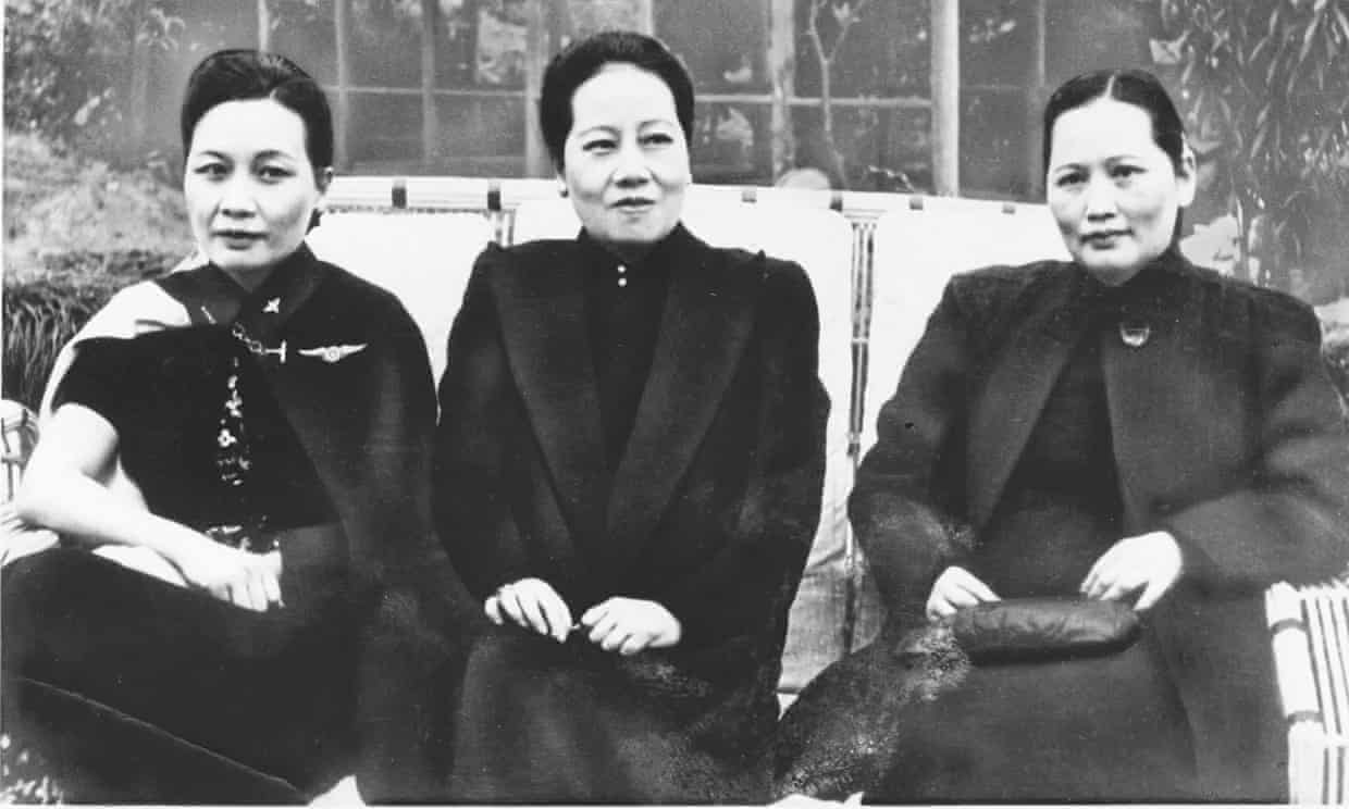 Сун Айлин (посередине) с сестрами
