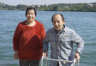 Согнутый пополам китаец вылечился от болезни позвоночника. Ему помогли врачи и мамина любовь