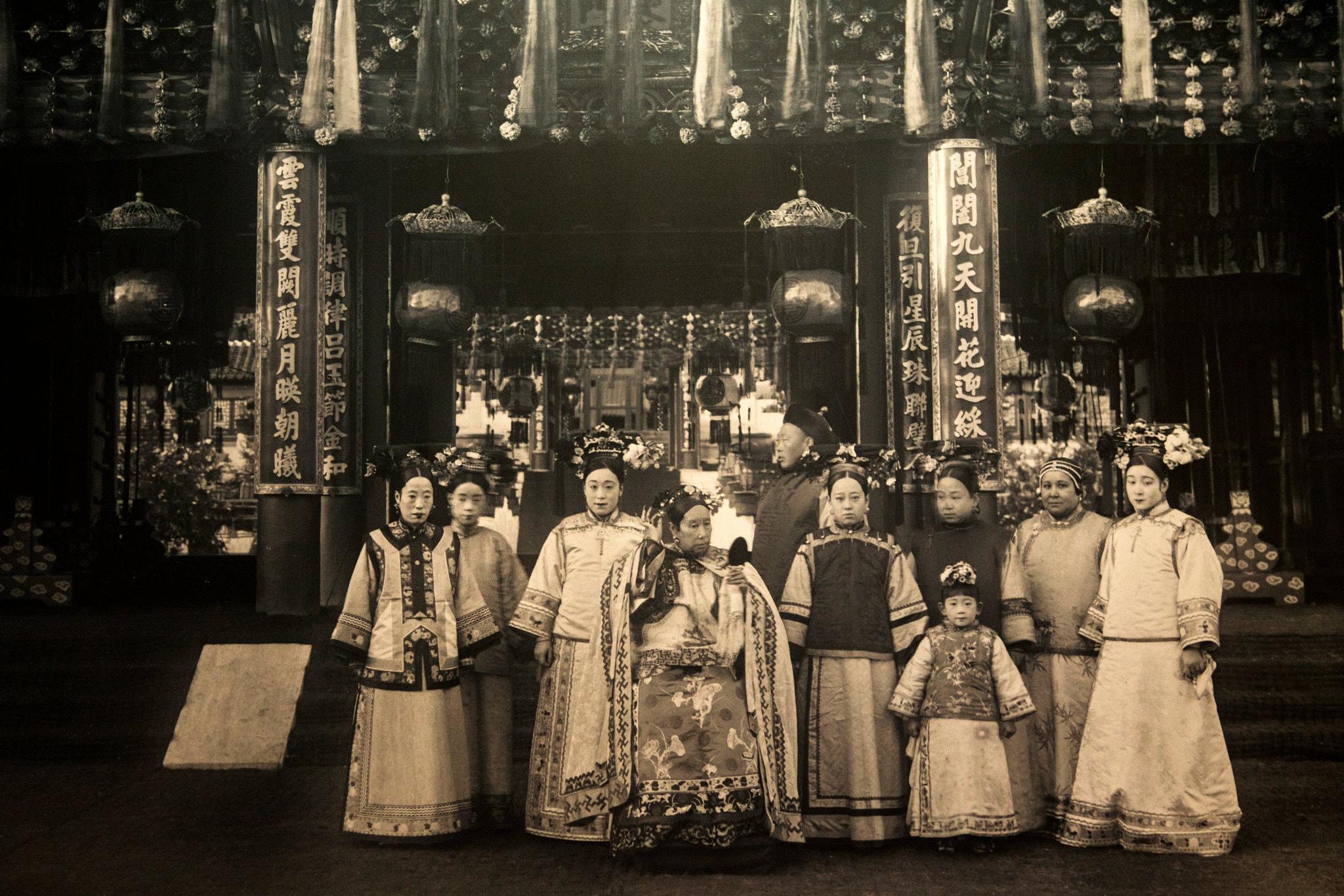 Вдовствующая императрицы Цыси (посередине) с придворными