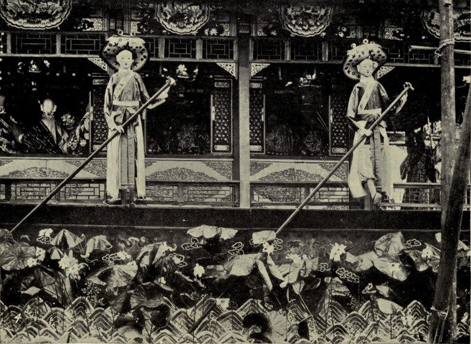 Бумажные фигуры слуг на похоронной лодке Цыси
