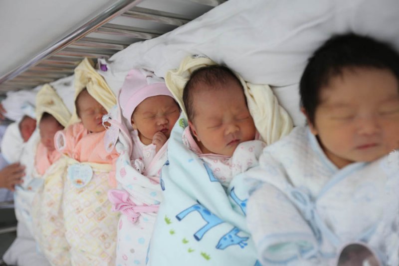 Родить от разных мужчин. Рождаемость у китайцев. Одна семья три ребенка в Китае. Рождаемость на Северо-востоке Китая. Младенцы Казахстан фото.