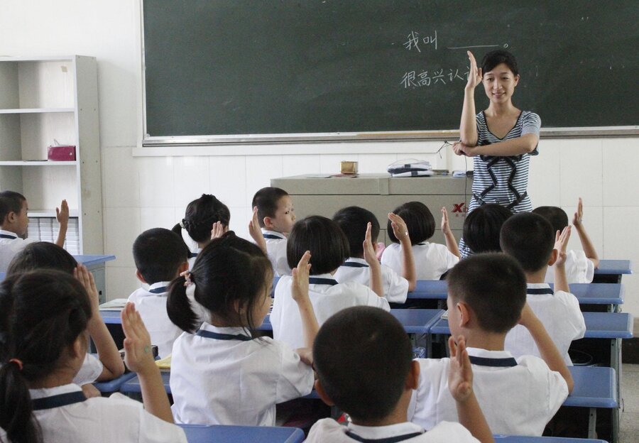 Учительница китай. Учительница в Китае. Учитель математики в Китае. Учительница китайского языка.