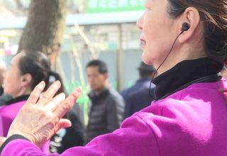 Шанхайские любительницы уличных танцев отказались от громких колонок. Теперь они слушают музыку в наушниках и не мешают соседям