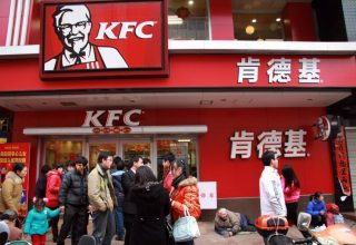 Китаец нашел способ бесплатно есть в KFC. За это его с друзьями посадили в тюрьму