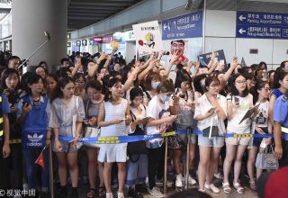 Китайскому аэропорту так надоели безумные фанаты, что от знаменитостей потребовали деньги на обеспечение безопасности