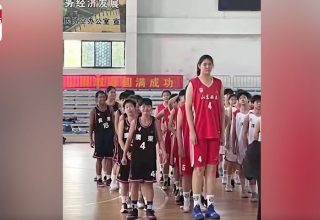 В Китае обратили внимание на юную баскетболистку ростом 2,26 м. Она выше почти всех игроков NBA