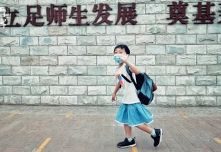В Китае родители разрешили 7-летнему сыну прийти в школу в юбке. Так началась дискуссия о гендерных стереотипах и воспитании детей