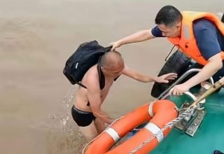 Китаец решил вернуться домой вплавь по Янцзы. Когда он устал, его выловили спасатели