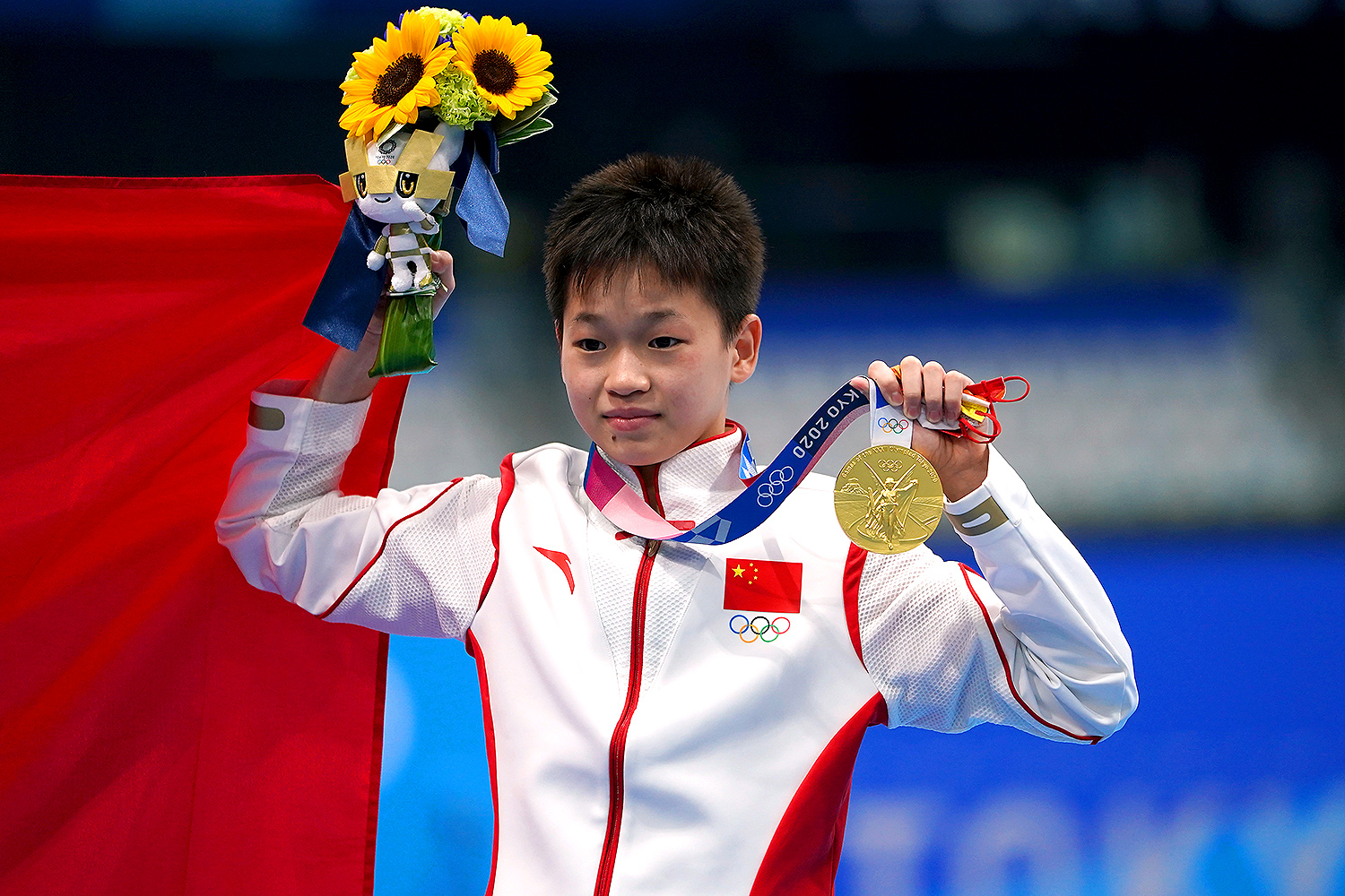 Китайские спортивные игры. Спорт в Китае. Чэнь Иль гимнастка. Чжу Сюэин. Китаец с медалями.