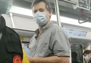 В Китае охранник метро заставил пассажира уступить место иностранцу. Интернет-пользователи возмущены