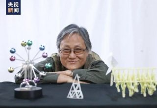 Нескучная физика: 72-летняя китаянка набрала миллион подписчиков, снимая научные ролики